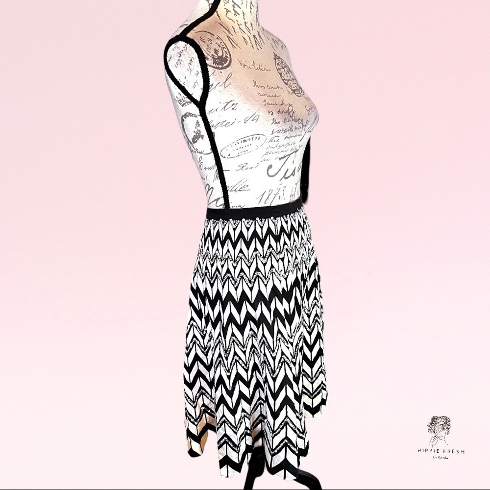 BCBGMAXAZRIA Black, White Chevron Sequin Skirt Size L - Picture 4 of 9